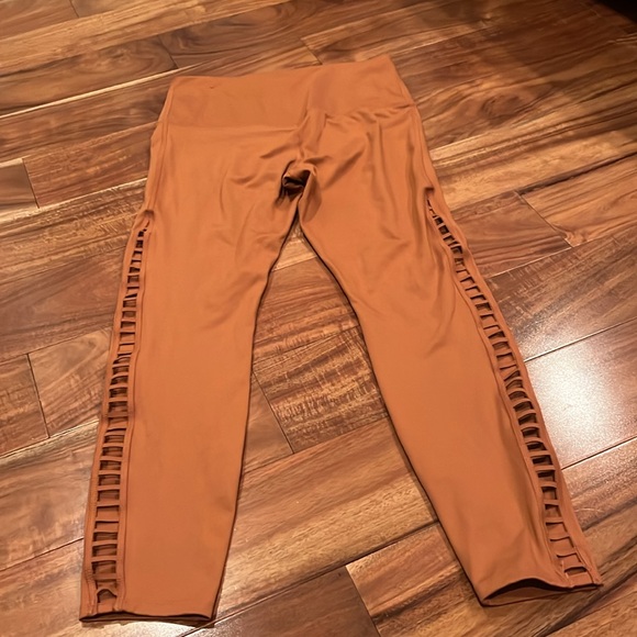 Nike dry-fit leggings size medium(8-10) cutting in the side of the pants. - Picture 4 of 5